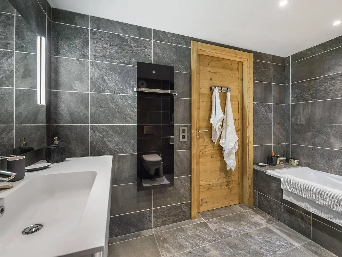Appartement Renove 2 Chambres Avec Balcon Et Parking, Au Pied Du Telepherique De Rochebrune A Megeve - Fr-1-453-81 0*,